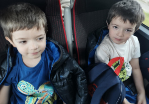 Chłopcy w autokarze